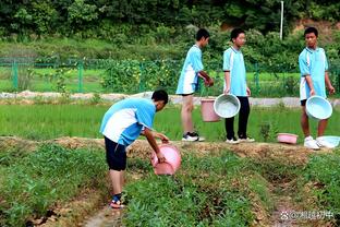 你小子！亚历山大赛间偷溜 跑后排与漂亮女友秀恩爱