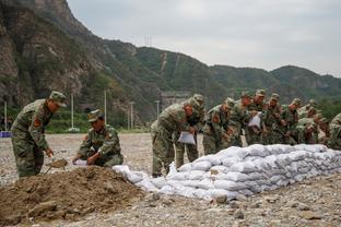 红了眼眶？埃弗拉：我13岁时被班主任性虐待，40岁才敢告诉母亲